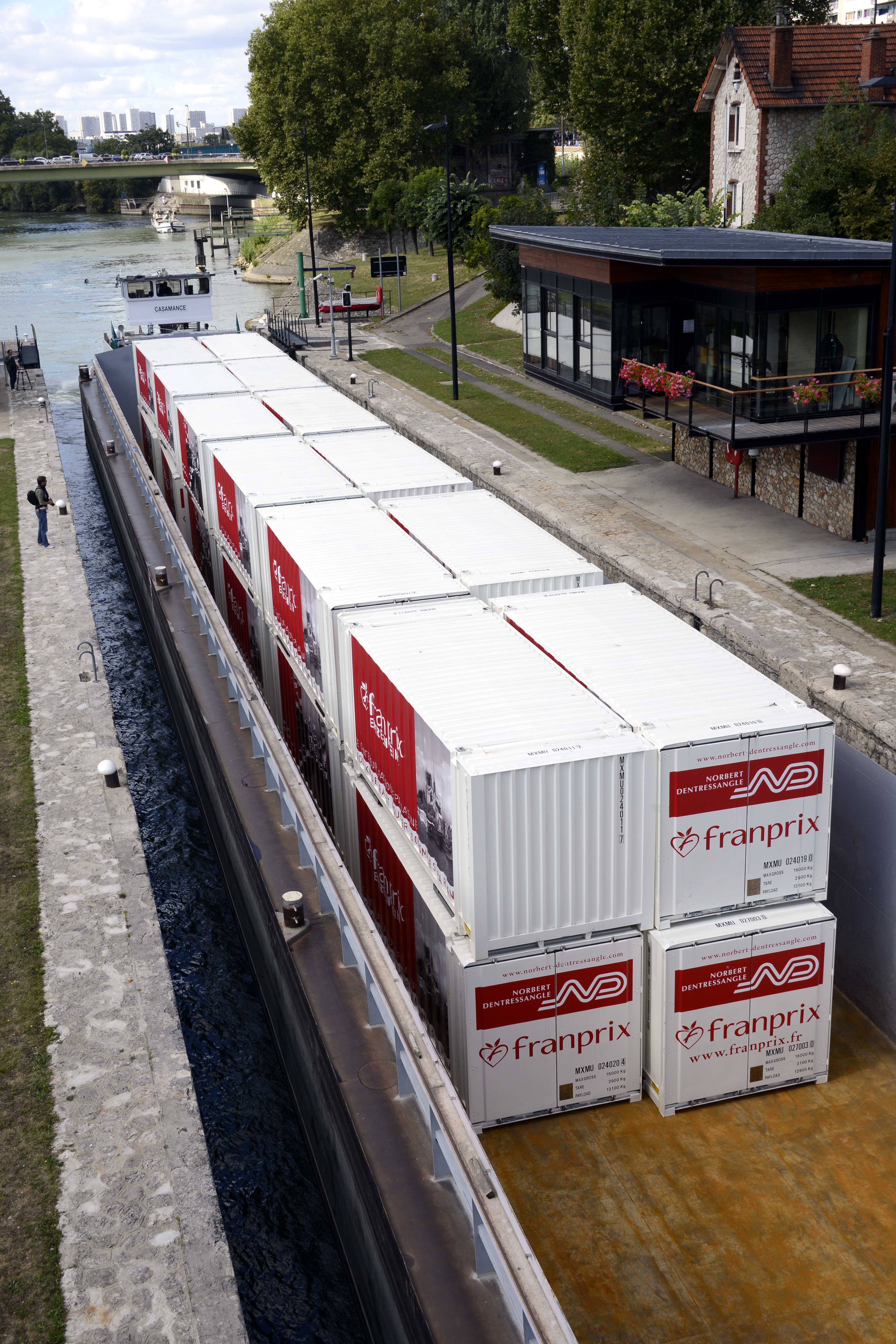 Grande distribution, approvisionement par un transport route fleuve des Franprix